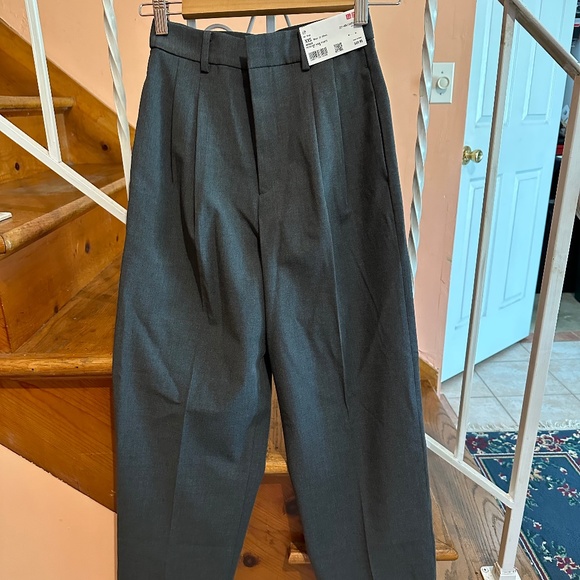 Uniqlo Wide-Fit Pleated Pants - Picture 4 of 5